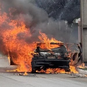 CARRO EM CHAMAS: Peugeot pega fogo e fica destruído na Avenida Dall’Alba, em Lucas do Rio Verde