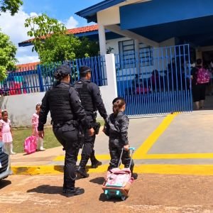 PEQUENA ALICE ESCOLHE FARDA DA POLÍCIA MILITAR PARA DIA DA FANTASIA EM TERRA NOVA DO NORTE