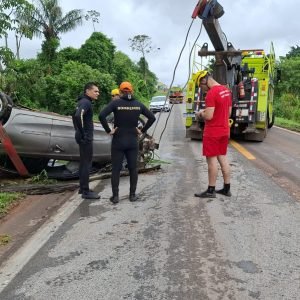 Carro que caiu no córrego Lucas é retirado por mergulhadores na BR-163