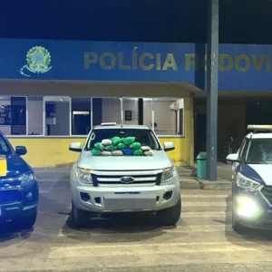 Ação conjunta da PM e PRF apreende 7,9 kg de skunk e prende dois homens na BR-070 em Cáceres