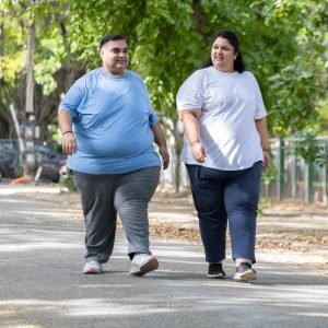 Quais as mudanças no estilo de vida que podem melhorar o colesterol e a saúde do fígado em quem tem obesidade?