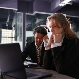 Mulheres se sentem menos à vontade para admitir erros em ambientes dominados por homens, aponta estudo