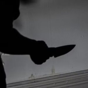 Mulher esfaqueia e mata marido em pátio de empresa em MT