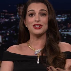 Anne Hathaway entrega sintoma incomum que teve na terceira gravidez