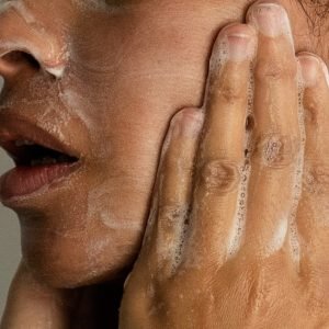 Acne na vida adulta: por que as espinhas aparecem depois dos 30 anos e como tratar?
