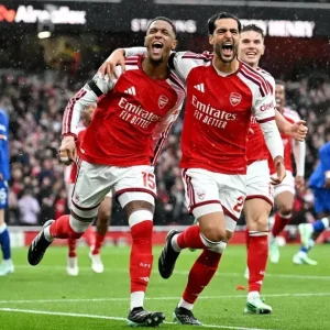 Arsenal vence com gol brasileiro e encosta no City na liderança do Inglês