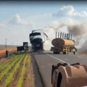 Carreta carregada de algodão pega fogo em rodovia de MT