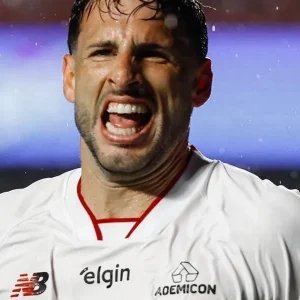 Calleri decide, São Paulo vence o Vitória e respira no Brasileirão