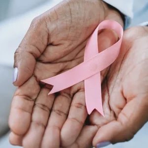 Risco de câncer de mama é maior em mulheres após os 50 anos; veja sinais
