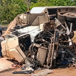 Carreta tomba após colisão na BR-163 e carga invade parte da pista em Rondonópolis; veja vídeo