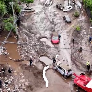 Voluntários iniciam limpeza após deslizamentos de terra no Chile