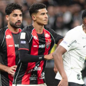 Corinthians empata com Vitória e evita nona derrota seguida no Brasileirão