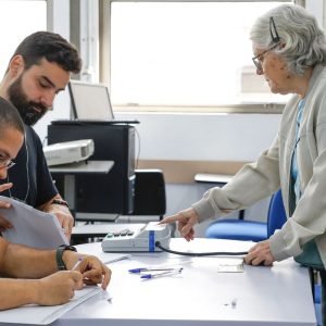Eleitores do Rio seguem em fila de votação até depois das 19h