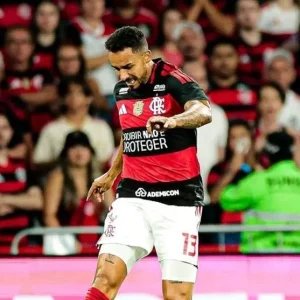 Flamengo critica arbitragem após fratura de Danilo: “Conivência”