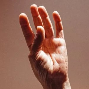 Por que os dedos enrugam na água?