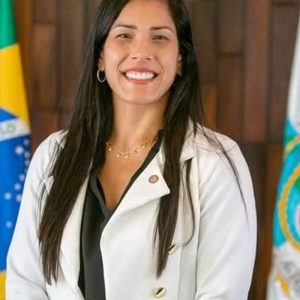 Justiça proíbe deputada de incentivar demissão de opositores
