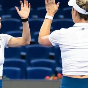 Dupla de Stefani bate campeãs olímpicas e avança à semi em Pequim