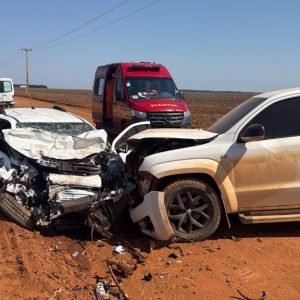 Corpo de Bombeiros retira motorista de veículo após colisão entre carros