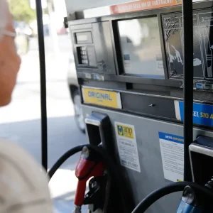 Governo prorroga por um mês subvenção de R$ 2,12 ao diesel