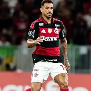Danilo, do Flamengo, é encaminhado ao hospital após choque no Fla-Flu