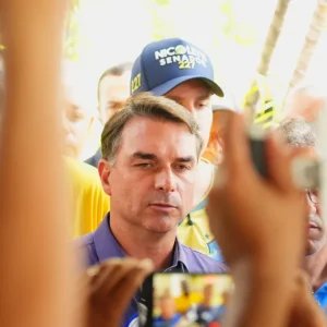 Deputada argentina denuncia entrada de Flávio Bolsonaro no país
