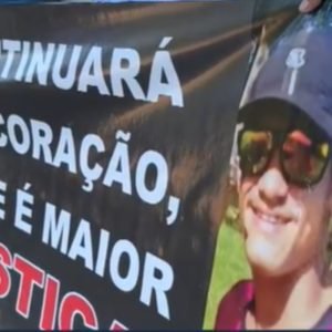 Policial vai a júri 8 anos após morte de jovem na frente de filho