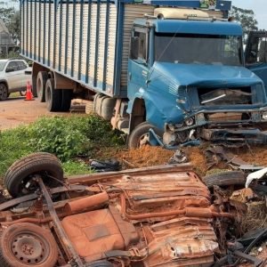 Carro capota após batida contra caminhão e 2 pessoas morrem na BR-163 em Sinop (MT)