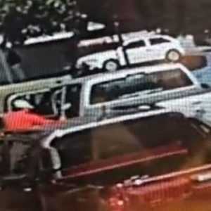 Vídeo mostra assaltantes sequestrando motorista de caminhonete parada em semáforo de MT