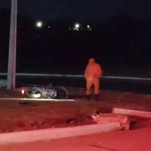 Motociclista e passageiro morrem após acidente em rotatória de Alta Floresta (MT)