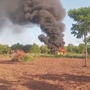 VÍDEO: ônibus escolar pega fogo em MT e provoca nuvem de fumaça