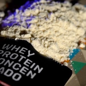 Nem whey, nem barra proteica: especialistas explicam o que realmente faz diferença para ganhar músculos