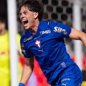 Giay decide, Palmeiras vence Bragantino e dorme na liderança do Brasileirão