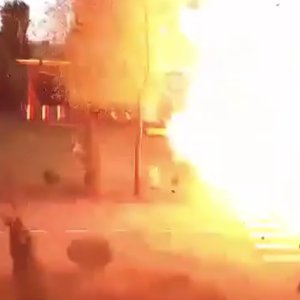 Vídeo: Homem escapa por pouco de ataque de drone russo perto de Kiev