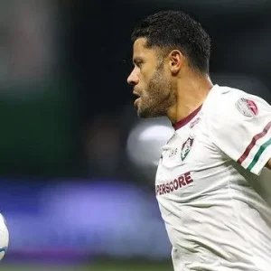 Hulk é vaiado e discute com torcedor do Fluminense em jogo contra o Inter