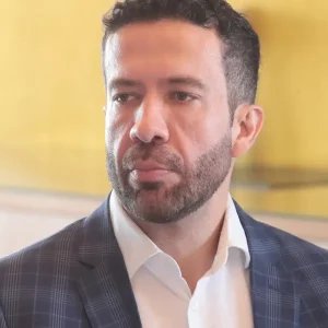 Janones denuncia censura em decisão do TSE contra “Exército do Lula”