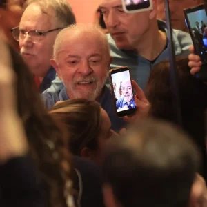 Lula agradece votos e diz que teve de vencer intromissão vinda de fora