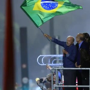 Em festa da vitória, Lula pede que público cante Hino da Independência