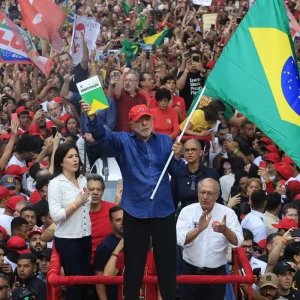 Lula é reeleito presidente do Brasil em virada histórica