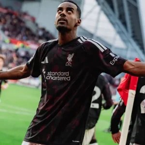 Liverpool vira sobre Brentford e cola no G4 da Premier League