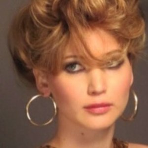 Jennifer Lawrence diverte fãs ao abrir álbum com “teste de penteados”; veja