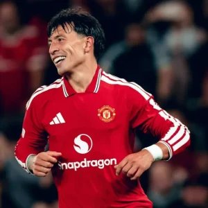 Zagueiro do Manchester United pede desculpas após críticas à diretoria