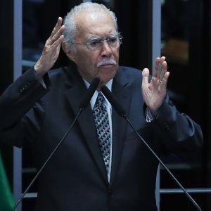 José Sarney é internado em UTI após procedimento abdominal