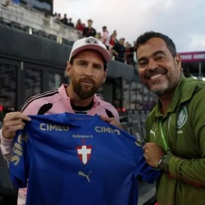 Messi recebe camisa do Palmeiras de JP Sampaio, coordenador da base