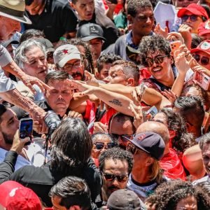 Lula afirma que PT entrará na Justiça contra suspensão de canal
