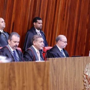 Relembre as principais decisões do TSE sobre as campanhas de Flávio e Lula