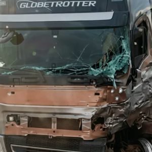 Motorista de 31 anos morre em colisão frontal entre guincho e carreta em Barra do Garças; veja vídeo