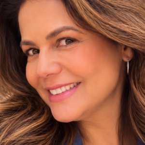 Nivea Stelmann revela que nunca deu beijo técnico: “Eu aproveitava”