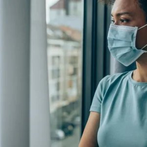 Estudo associa sintomas de Covid longa à queda de dopamina; entenda