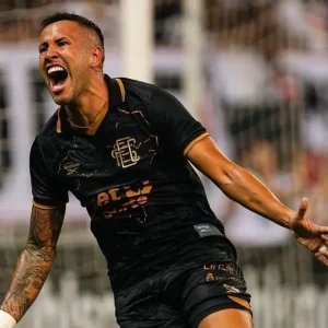 Autor do gol do acesso do Santa Cruz à Série B jogou com três fraturas