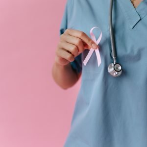 Oncoguia lança guia para orientar pacientes com câncer sobre uso seguro da inteligência artificial